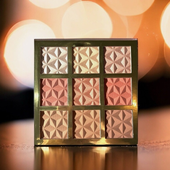 NWT Ellen Tracy Perfect Complexion Palette - Picture 1 of 3